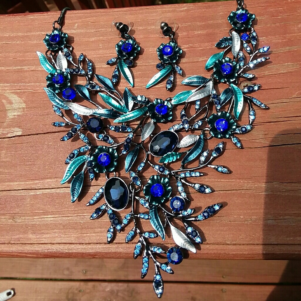 Handmade blue floral necklace and earnings set - Picture 3 of 4